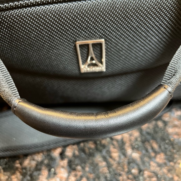 Travelpro Carry On Under Seat Shoulder Bag EUC - Picture 14 of 16